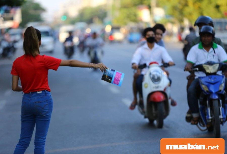 Phát tờ rơi là công việc part time đơn giản, dễ kiếm và không cần sinh viên phải có nhiều kỹ năng.