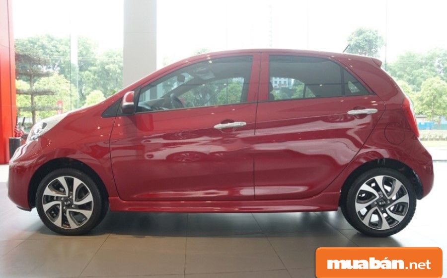 Kia Morning được thiết kế bởi những đường cong mềm mại, kiểu dáng khá hợp cho nữ dùng.