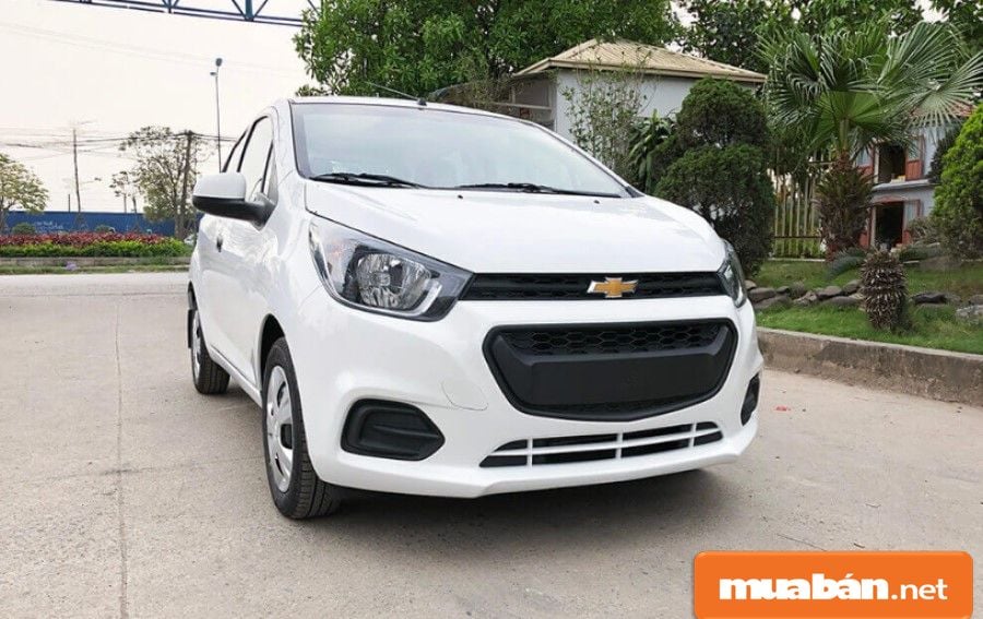 Đầu xe của Chervrolet Spark Duo to hơn, lưới tản nhiệt được thiết kế kiểu “cơ bắp” mang dáng dấp thể thao.