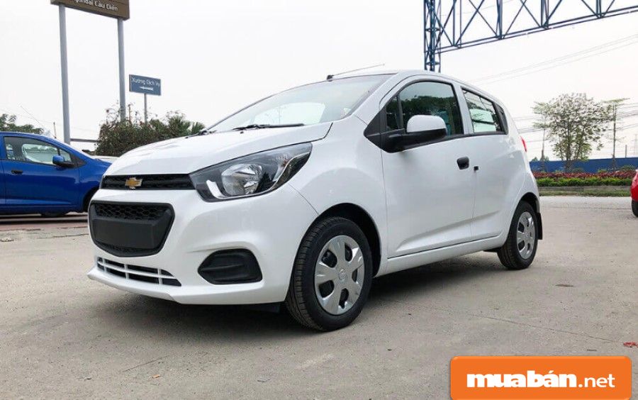 Tổng thể xe với những đường nét dập nổi, vuông, nhưng được bo tròn nhẹ mang cảm giác dễ chịu.