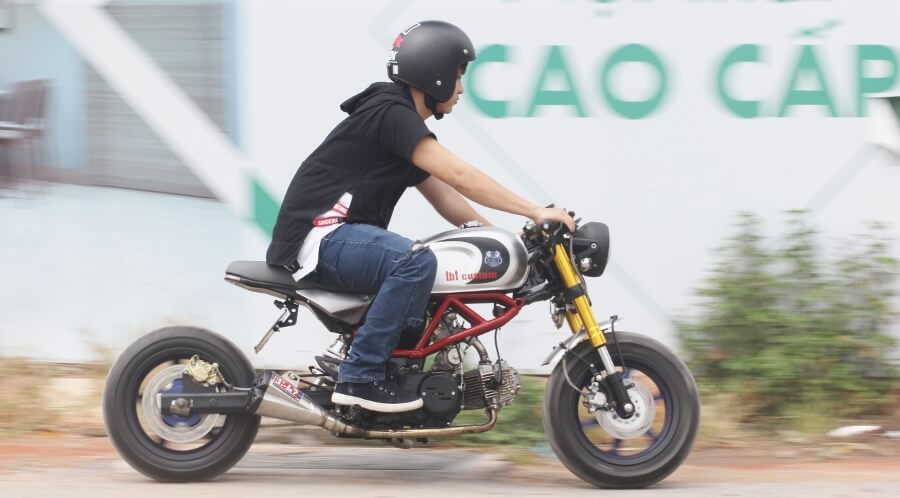 Chạy thử, ấn nút đề kêu đanh gọn, tiếng máy giòn tan, ghi-đông đánh lái linh hoạt. Tư thế ngồi thoải mái.