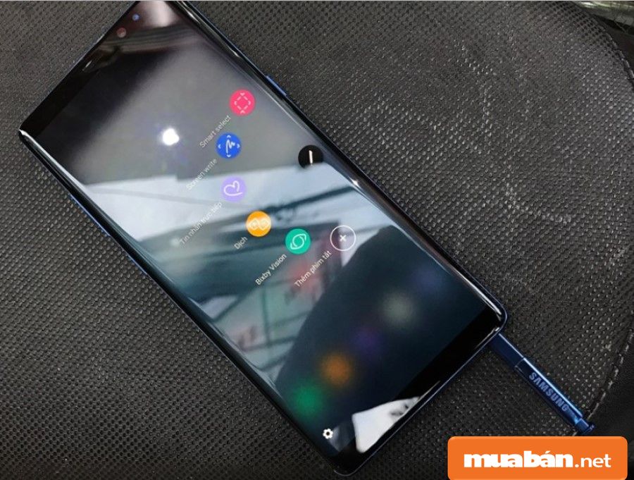 Bút Spen giúp Samsung Note trở nên ấn tượng, nổi bật hơn, màu sắc của bút Spen đi kèm cùng màu với thân máy.
