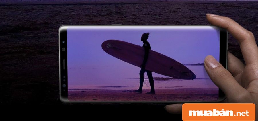 Hệ thống camera trên máy giúp bạn thao tác chẳng khác gì máy ảnh chuyên nghiệp.