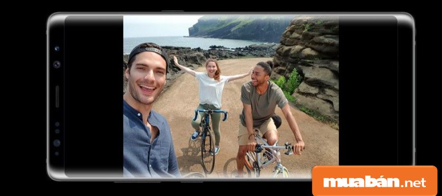 Camera trước hỗ trợ selfie ở góc rộng, giúp bạn bắt trọn những khoảnh khắc sống động một cách nhanh nhất.