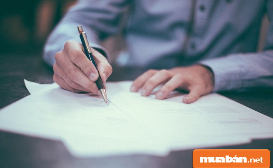 Hãy kiểm tra và đối chiếu các thông tin trong hợp đồng với các giấy tờ liên quan.
