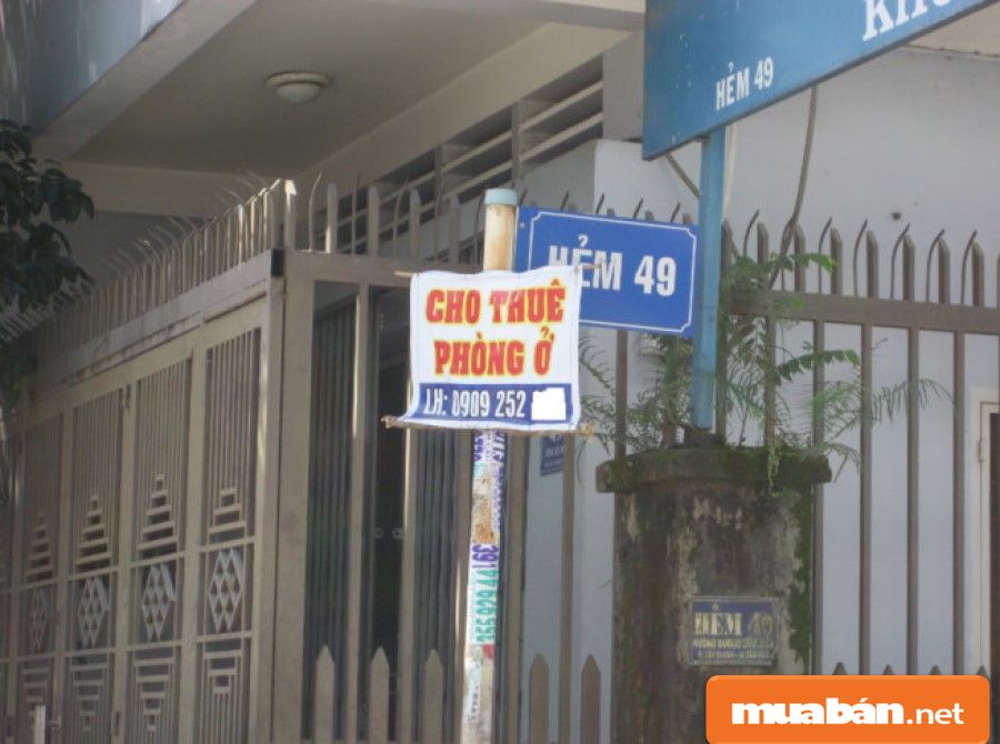 Thông thường ở các khu vực có nhà cho thuê sẽ dán các thông báo quảng cáo như thế này.