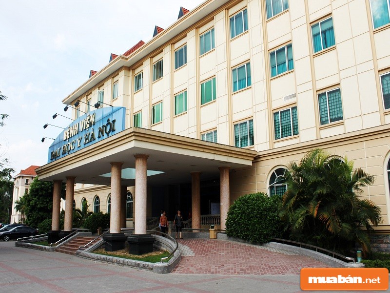 Ảnh chụp cổng ngoài bệnh viện đại học y hà nội