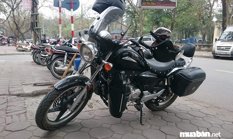 Rất nhiều người dùng vẫn trung thành với những dòng xe thiết kế cổ điển như Honda Shadow 150.