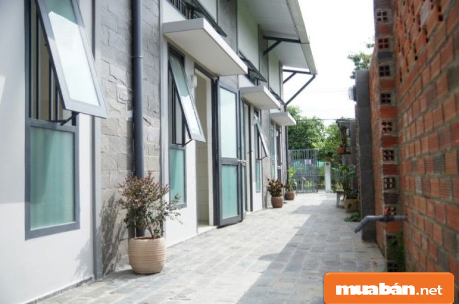 Bạn hãy đi xem phòng vào buổi sáng để có thể kiểm tra phòng kỹ hơn và đảm bảo an toàn hơn.