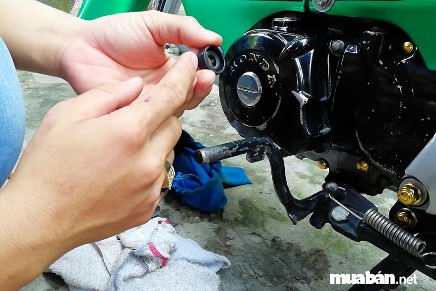 Sửa Chữa Xe Máy: Khắc Phục Xe Máy Bị Xì Nhớt Đơn Giản 4 Nếu Chiếc Xe Máy Của Bạn Có Phần Ốc Xả Nhớt Bị Lờn Thì Việc Làm Đầu Tiên Các Bạn Nên Làm Đó Chính Là Quan Sát Ốc Mở Xả.