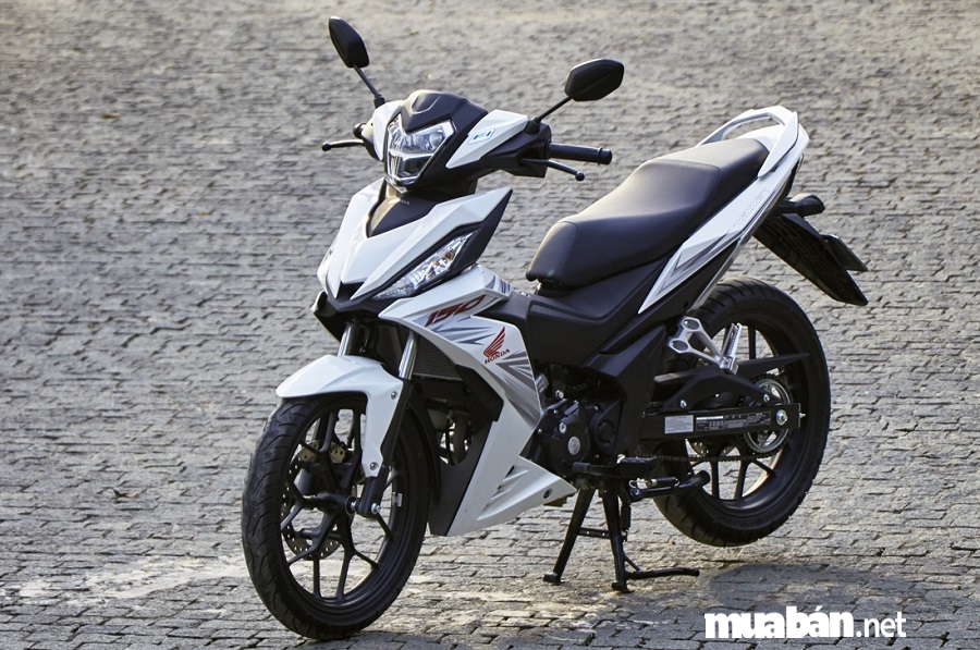 Bánh xe phía sau trên Winner có đường kính lớn đi cùng lốp không săm tiết diện rộng.