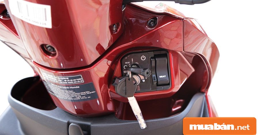 Khóa xe là khóa từ với 3 chức năng, bao gồm khóa điện, khóa chống trộm và khóa cổ.