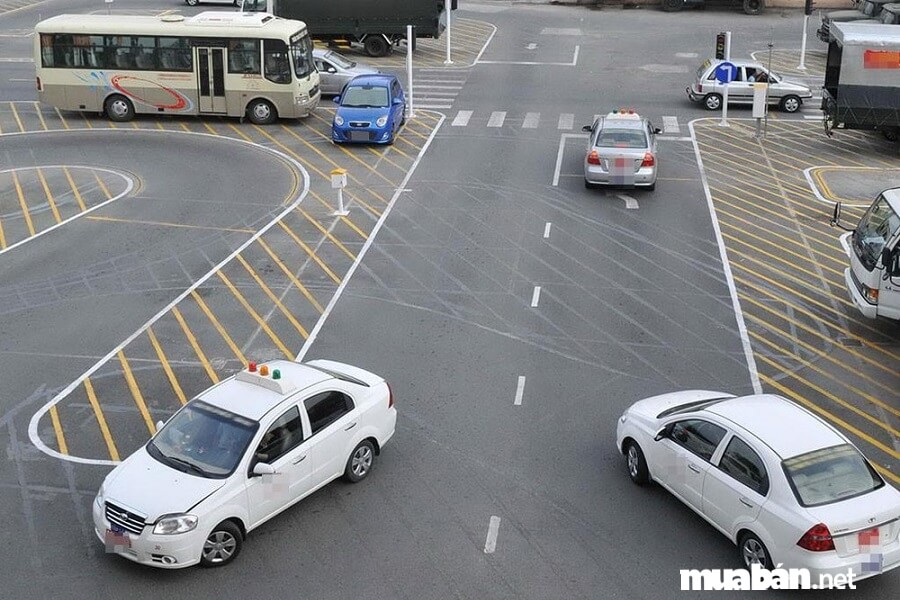 Quy trình thi sát hạch bằng lái xe ô tô B2 C D E gồn ký thuyết, 10 bài sa hình và 2 km đường trường.