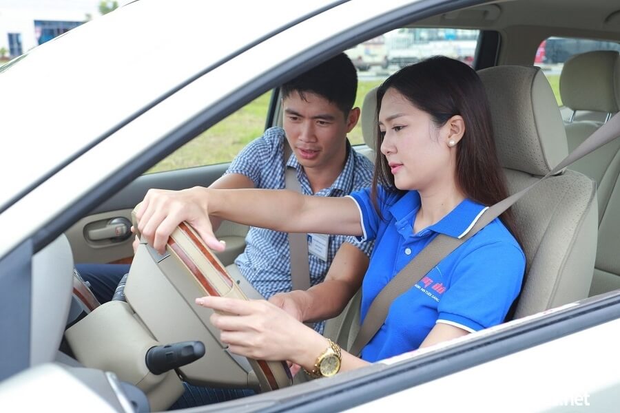 Thang điểm thi lái xe các hạng B2 C D E là 30 điểm và nếu kết quả trên 16 điểm là đạt.