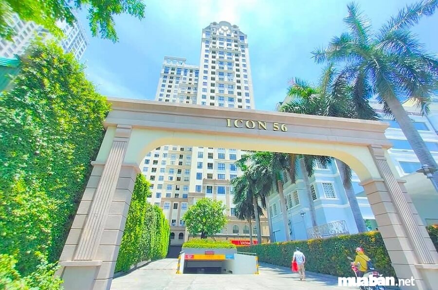 Nằm trên tuyến đường Bến Vân Đồn với hướng nhìn trực diện sông Sài Gòn và trung tâm tài chính Thành phố "phố Wall".