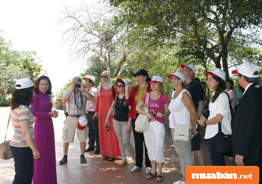 Nếu bạn có lợi thế về ngoại ngữ thì sẽ có lợi thế khá tốt khi làm hướng dẫn viên du lịch.
