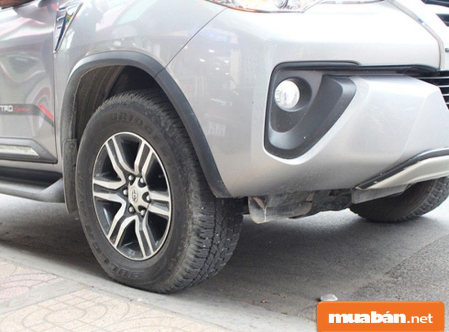 Nếu bạn đậu kênh bánh xe, sẽ có 2 bánh xe chịu lực lớn hơn 2 bánh còn lại.