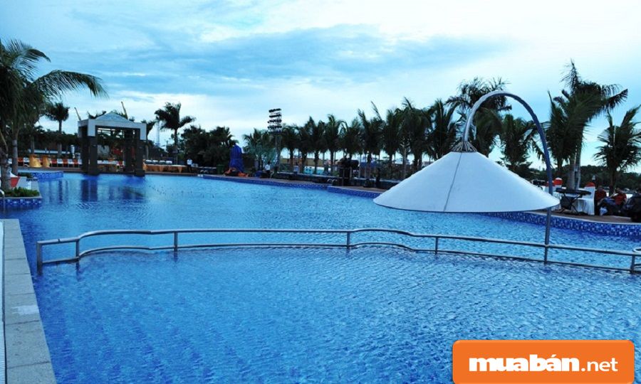 Một trong những bể bơi sang trọng, hiện đại dành cho cư dân sinh sống tại các căn hộ.