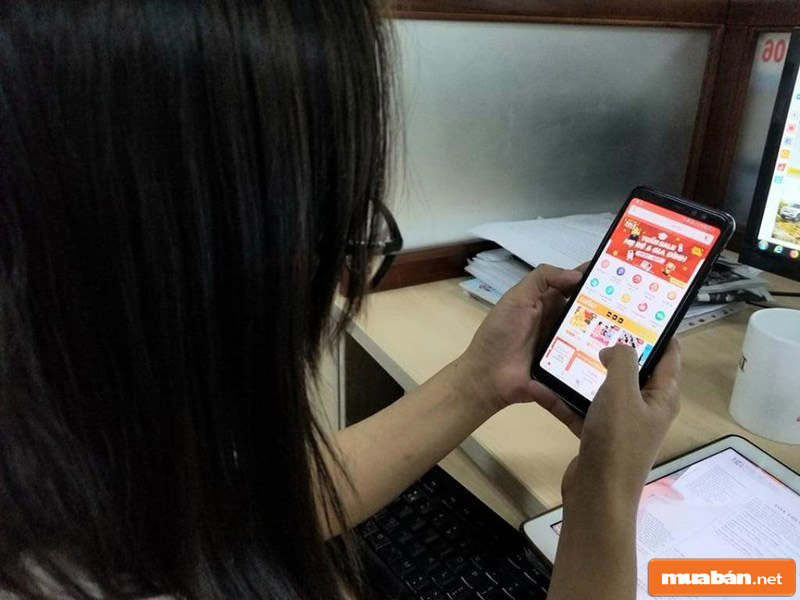 Thông qua ứng dụng mua bán, người bán, người mua có thể dễ dàng tương tác Thông qua ứng dụng mua bán, người bán, người mua có thể dễ dàng tương tác
