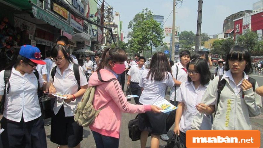Bạn có thể nhận phát tờ rơi quảng cáo sản phẩm mới, chương trình khuyến mãi...