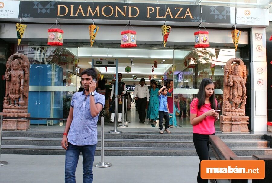 Có Gì Bên Trong Diamond Plaza - Tttm Lớn Nhất Quận 1? 9 Diamond Xứng Đáng Với Ý Nghĩa Tên Gọi &Quot;Viên Ngọc&Quot; Thuần Khiết Và Kiêu Hãnh Giữa Lòng Đô Thị Sài Gòn Nhộn Nhịp.