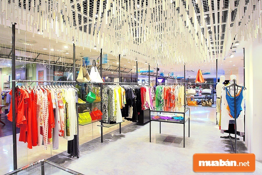 Có Gì Bên Trong Diamond Plaza - Tttm Lớn Nhất Quận 1? 5 Tttm Diamond Plaza Gồm 4 Tầng, Có Đủ Các Hoạt Động Giải Trí Và Mua Sắm.
