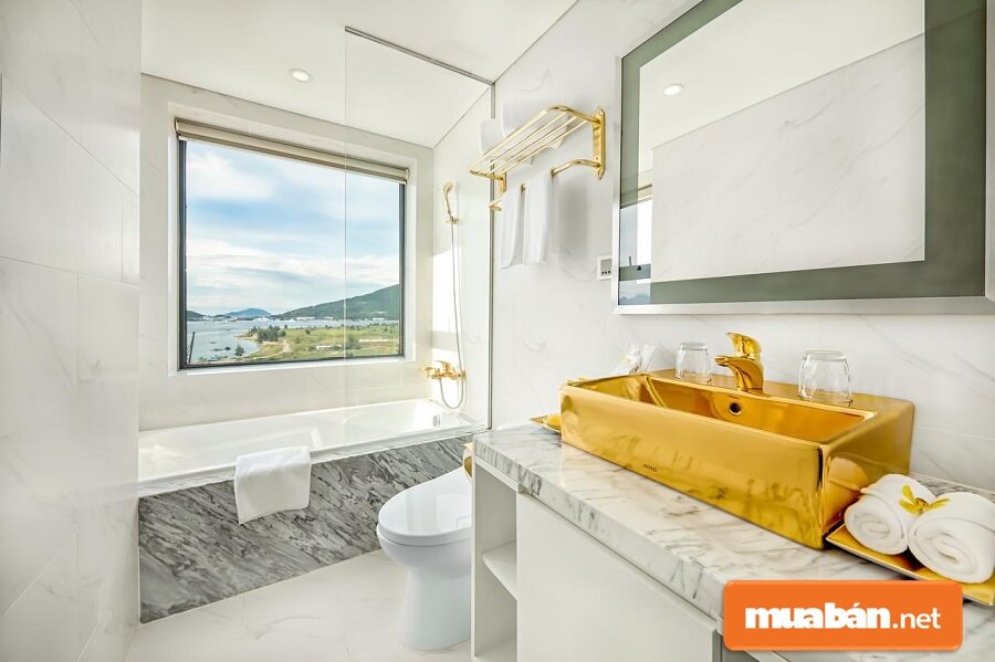Golden Bay có hệ thống khách sạn 5 sao với những dịch vụ nghỉ dưỡng sang trọng và đẳng cấp và nội thất dát vàng.