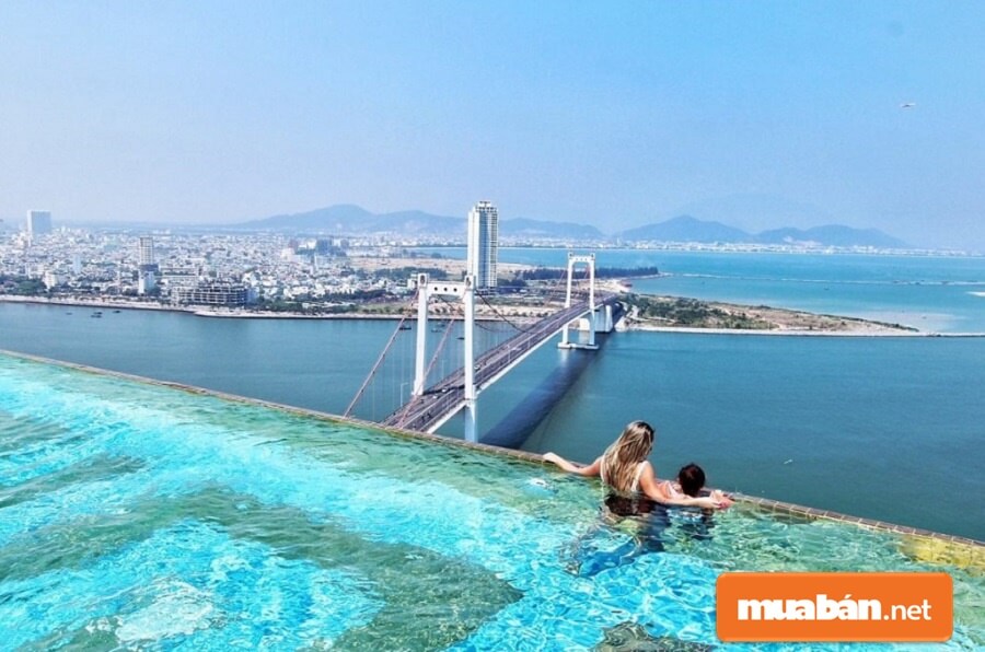 Dự án Golden Bay sở hữu hồ bơi vô cực dát vàng tầng 29 với view toàn cảnh sông Hàn cực kì thơ mộng.