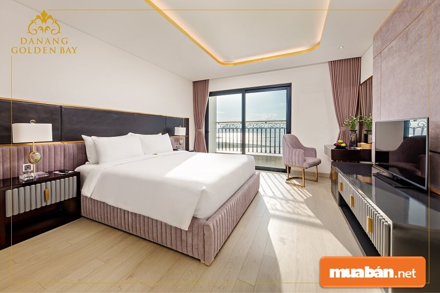 Loại phòng Superior của khách sạn Golden Bay được trang bị nội thất hiện đại.