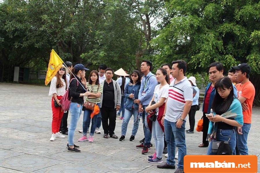 Hướng dẫn viên du lịch