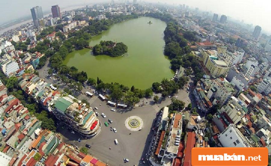 Bạn sẽ có cơ hội dành thời gian tản bộ thư giãn, ngắm cảnh ở hồ Hoàn Kiếm.