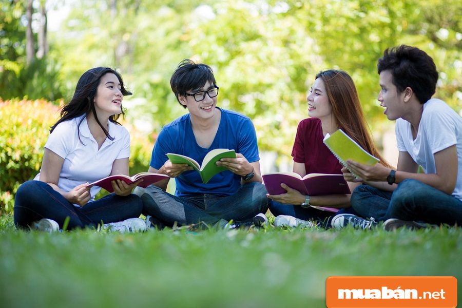 Nếu bạn đang có nhu cầu tìm việc làm thêm buổi tối thì nên hỏi bạn bè xung quanh.