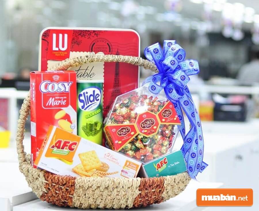 Chuẩn bị các thành phần mà bạn muốn có trong giỏ quà Tết