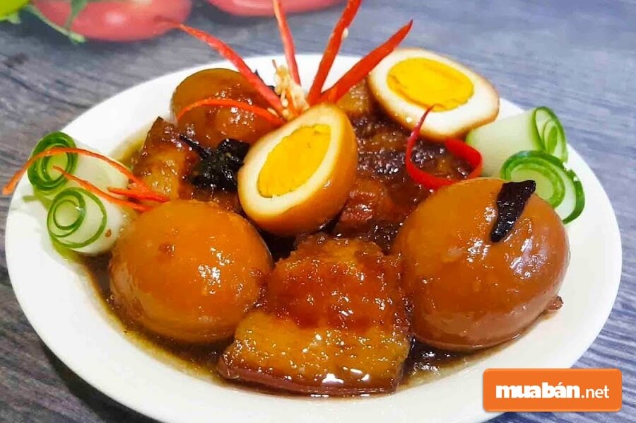 Ở miền Nam món thịt kho hột vịt nước dừa là món đặc trưng ngày Tết không thể thiếu.