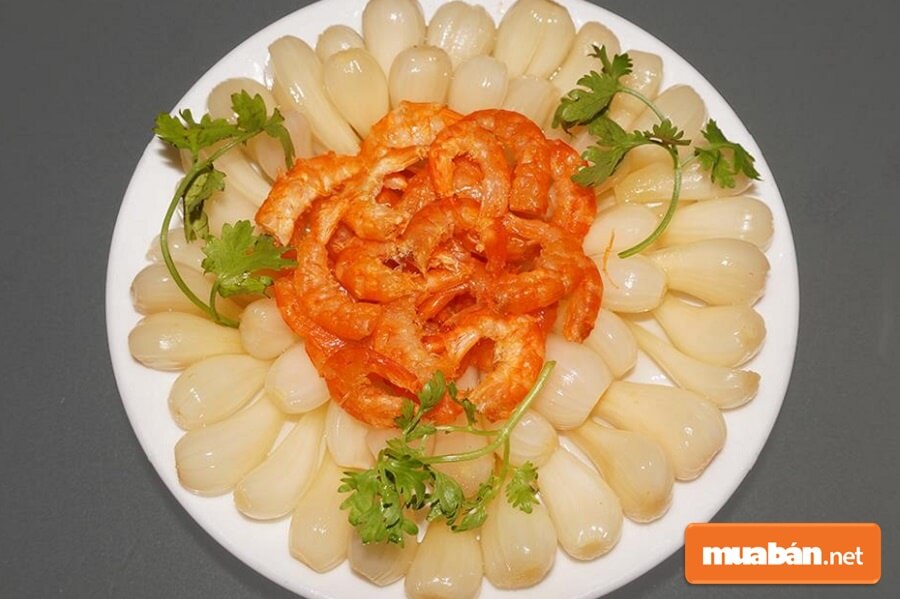 Món củ kiệu tôm khô là món ăn kèm không thể thiếu trong các bữa ăn cũng như mâm cơm cúng của người miền Nam dịp Tết.