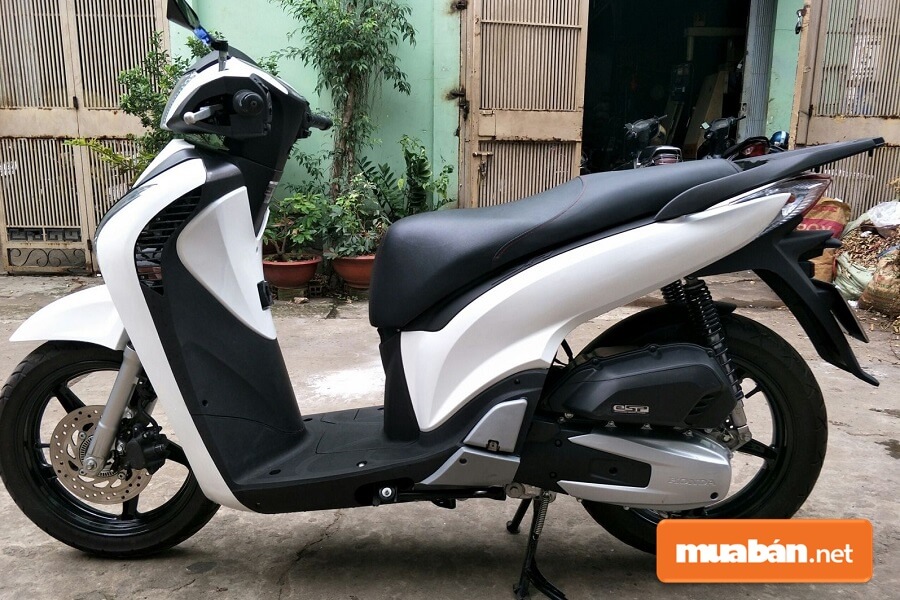 Sàn để chân của SH Ý 2019 cũng được thiết kế rộng rãi hơn rất nhiều so với các phiên bản đàn anh tiềm nhiệm.