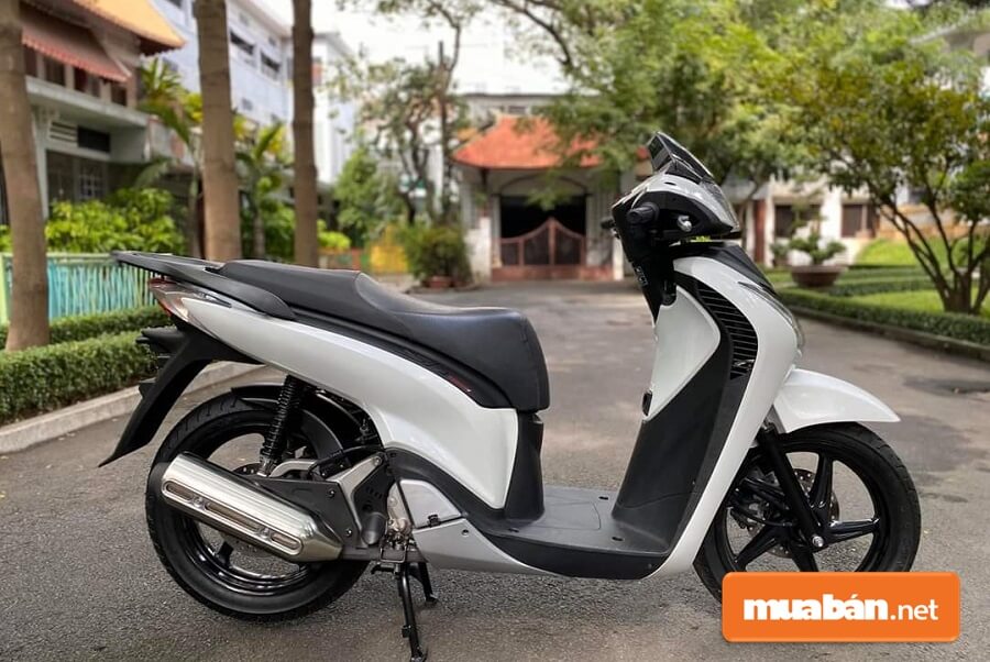 Bảng đồng hồ hiển thị rõ công tơ mét, vận tốc xe trong khi di chuyển, hệ thống đèn xi-nhan, đèn báo xăng,…