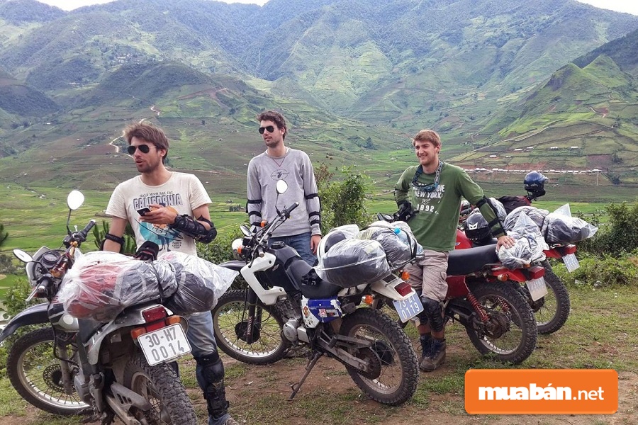 Suzuki EN150A có hai màu đó là đen và xanh, với giá bán đề xuất 44,99 triệu đồng.