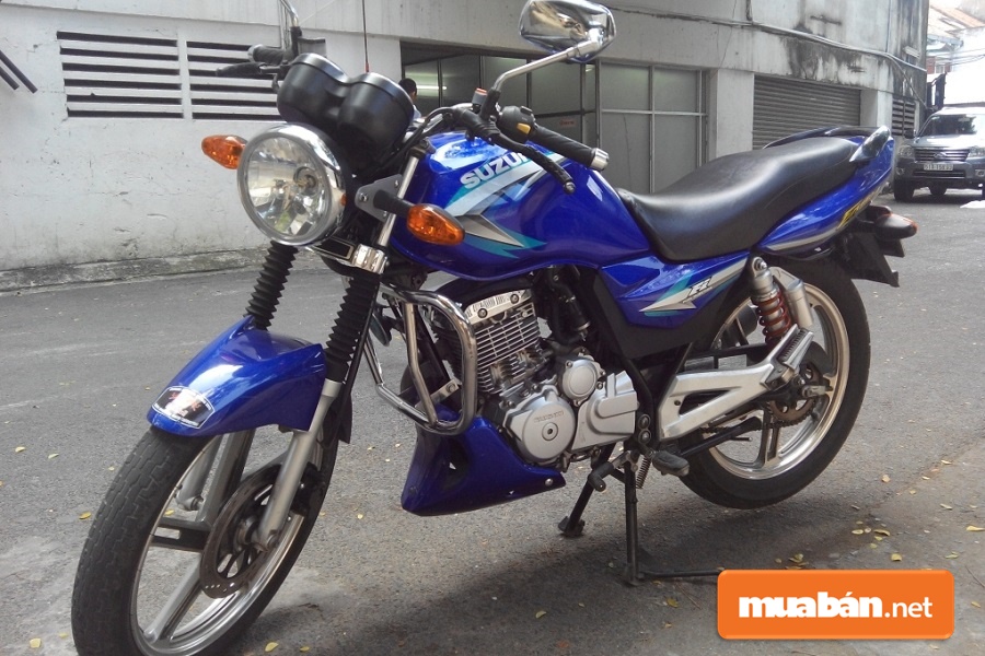 Suzuki EN150A có cụm nút điều khiển trên ghi đông.