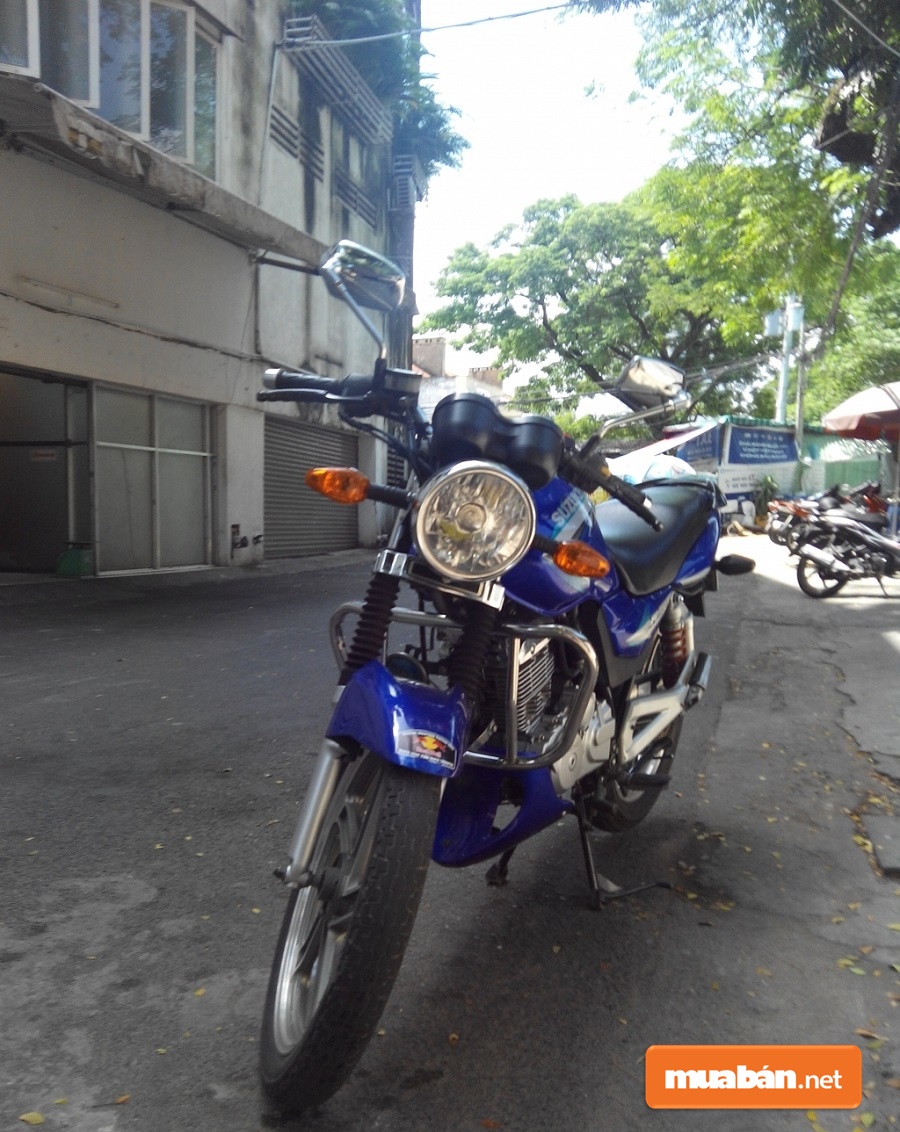 Đầu xe có tới 2 đồng hồ, kích thước khá to.