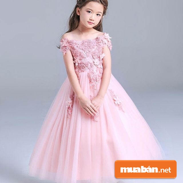 Váy công chúa trễ vai sẽ càng làm tăng thêm sự đáng yêu cho bé.