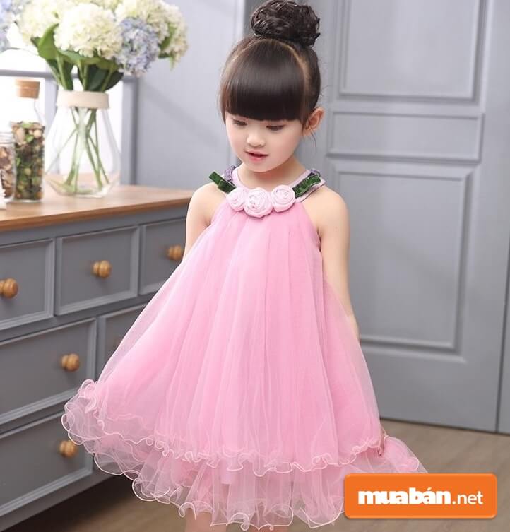 Đầm công chúa cổ yếm rất phù hợp với những bé gái có tính cách năng động, thích chạy nhảy.