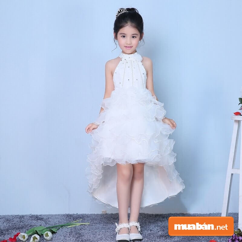 Khi chọn đầm váy cho bé cha mẹ cần chọn chất liệu phù hợp để không gây dị ứng cho con nhé.