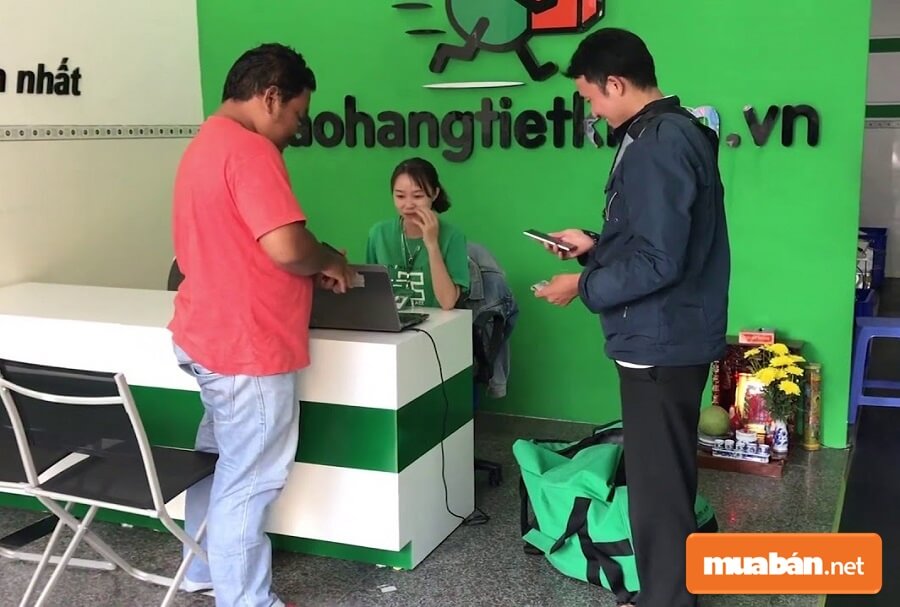Gần Tết, nhu cầu mua sắm tăng vọt nên nhân viên giao hàng được tuyển rất nhiều.