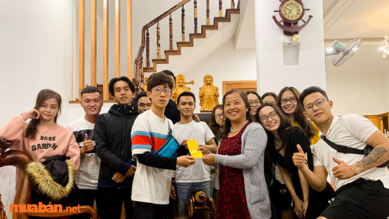 Những câu chúc Tết hay ngắn gọn nhất! 7 Mùng 3 đi chúc tết thầy cô, người đã dạy mình những bài học quý giá