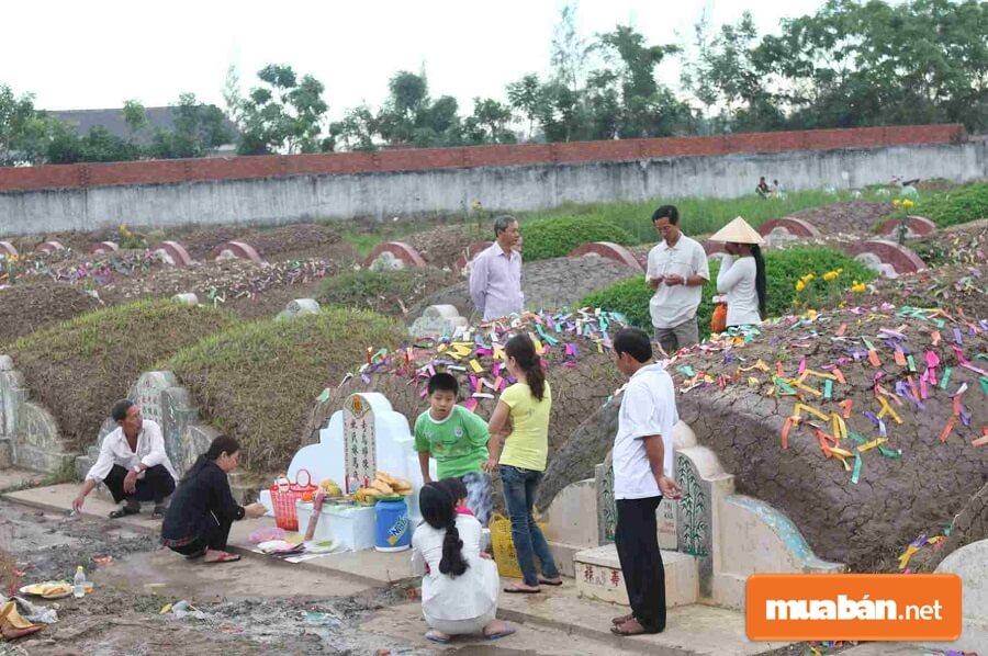 Công việc chính và rất quan trọng đối với các gia đình trong dịp Tết Thanh Minh đó là đi tảo mộ.