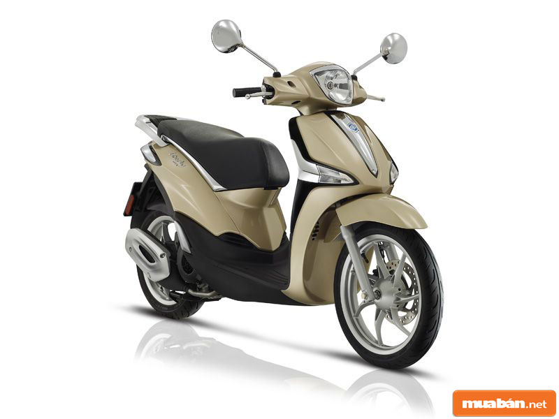 Phần đầu xe được bố trí cụm đèn gân guốc, hầm hố và biểu tượng của Piaggio