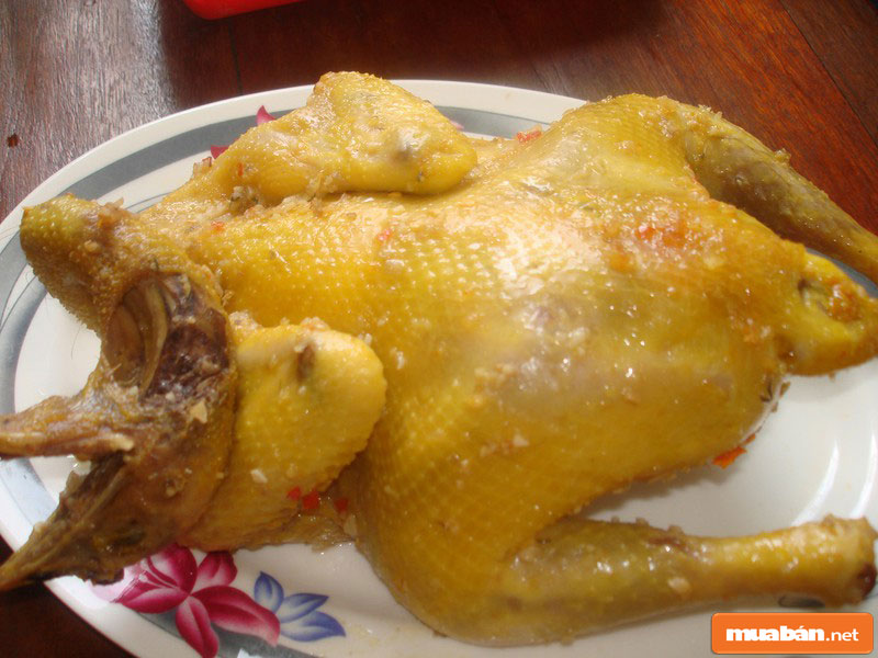 Gà luộc vàng, thơm bắt mắt