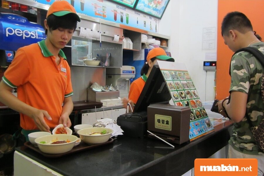 Không có công ty, đơn vị nào có quyền giữ giấy tờ tùy thân của nhân viên và thu tiền phí.