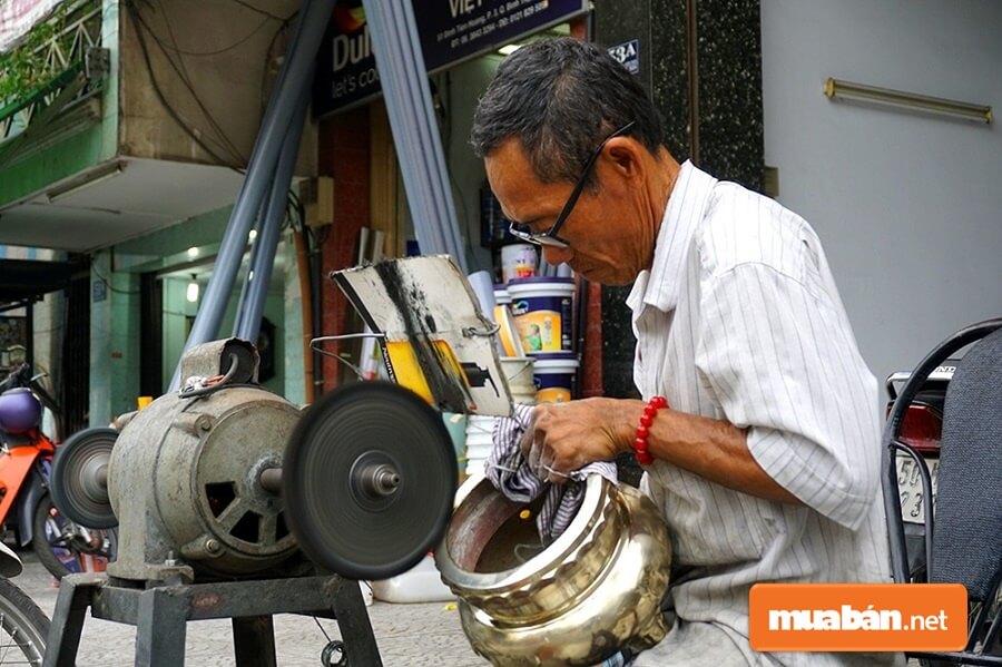 Những người thợ đánh bóng lư đồng kiếm được hàng chục triệu đồng nếu chuyên nghiệp và thạo nghề.
